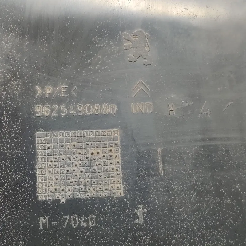 Підкрилок Peugeot Partner 1 96-08 1.4 лівий зад. 9625490880