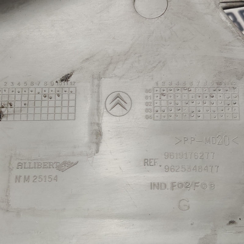 Накладка Peugeot Partner 1 96-08 1.4 Ліва OEM 9619176277