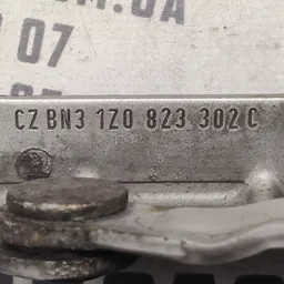 Петля капоту Skoda Octavia A5 (04-13) права OEM 1Z0823302C фото 3