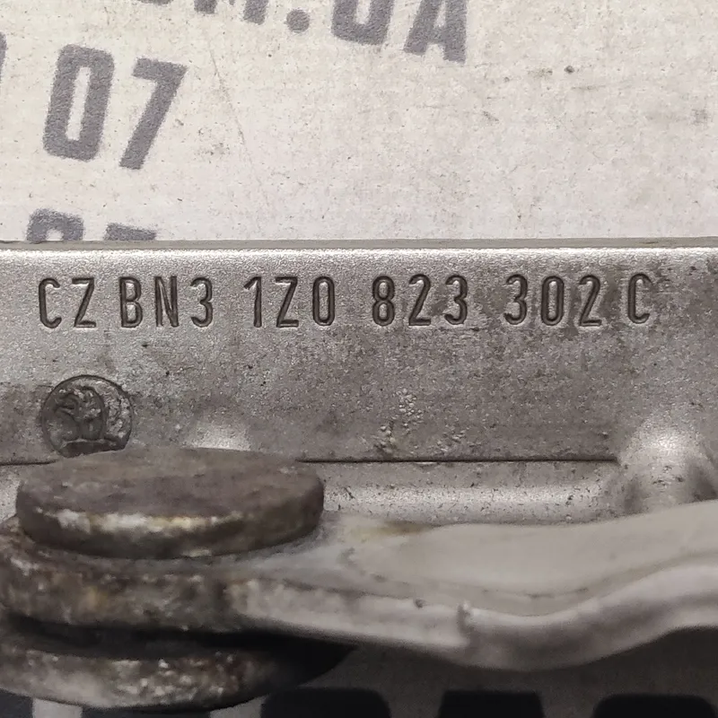 Петля капоту Skoda Octavia A5 (04-13) права OEM 1Z0823302C