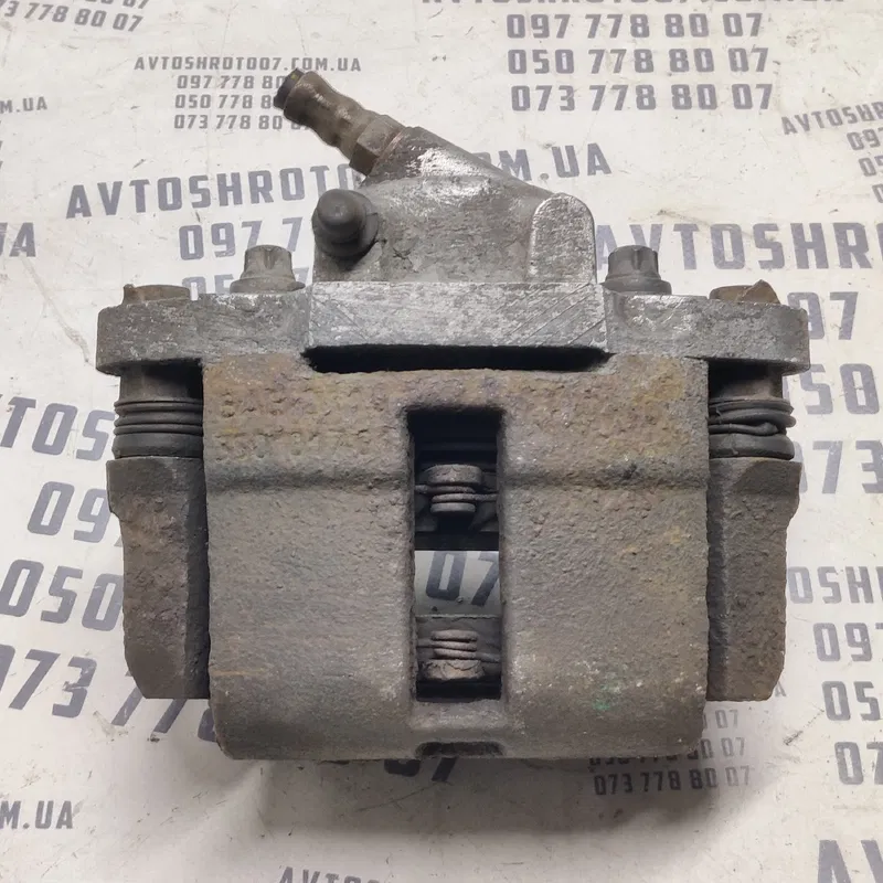 Супорт передній правий ВАЗ Kalina 04-13 1.4 OEM 21083501044
