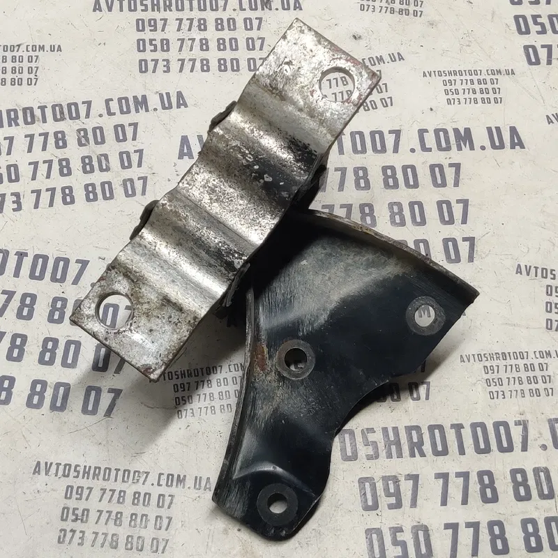 Подушка двигуна Dacia Logan 2006 1.6 Бензин Права OEM 420742
