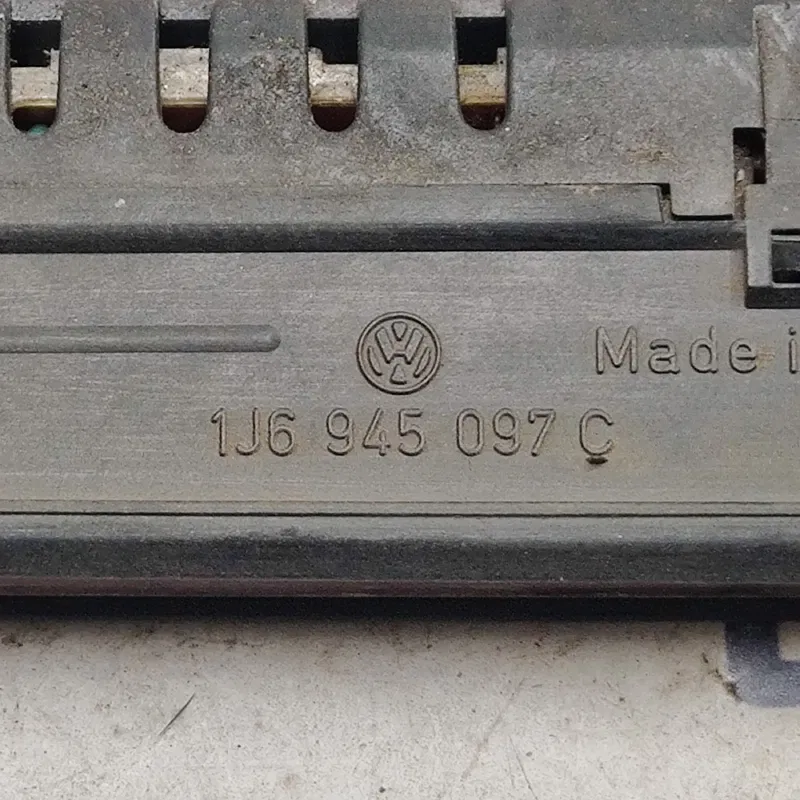 Стоп-сигнал VW Bora (98-05) 1.9 TDI задній OEM 1j6945097c