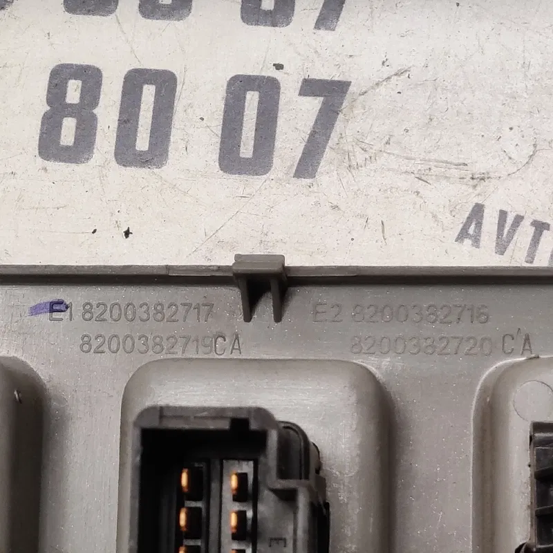 Накладка салону Dacia Logan (04-12) 1.6 Бенз OEM 8200382717
