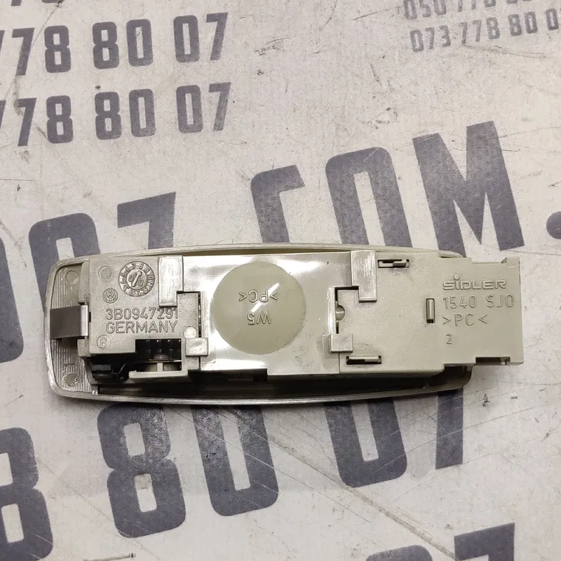Плафон салону VW Bora (98-05) 1.9 TDI лівий OEM 3b0947291