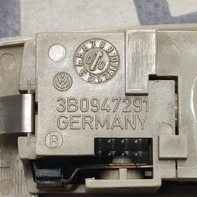 Плафон салону VW Bora (98-05) 1.9 TDI лівий OEM 3b0947291