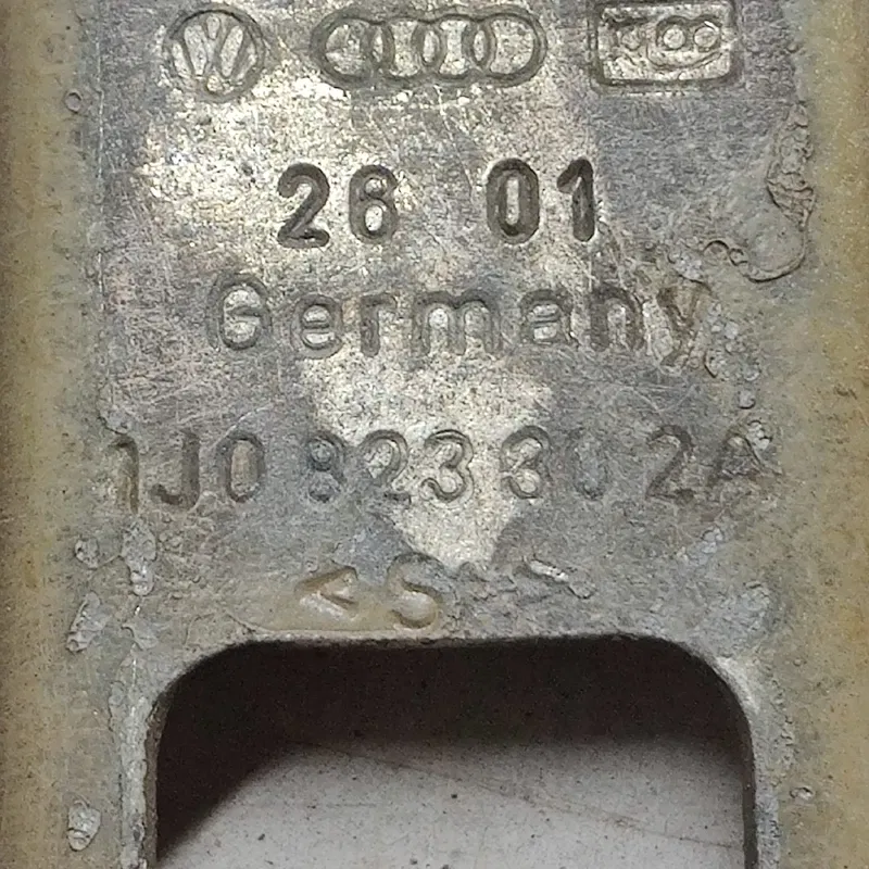 Петля капоту VW Bora (98-05) 1.9 TDI Права OEM 1j0823302a