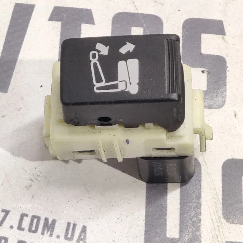 Регулятор сидіння Outlander XL 06-12 2.0D Лівий OEM 8610a051