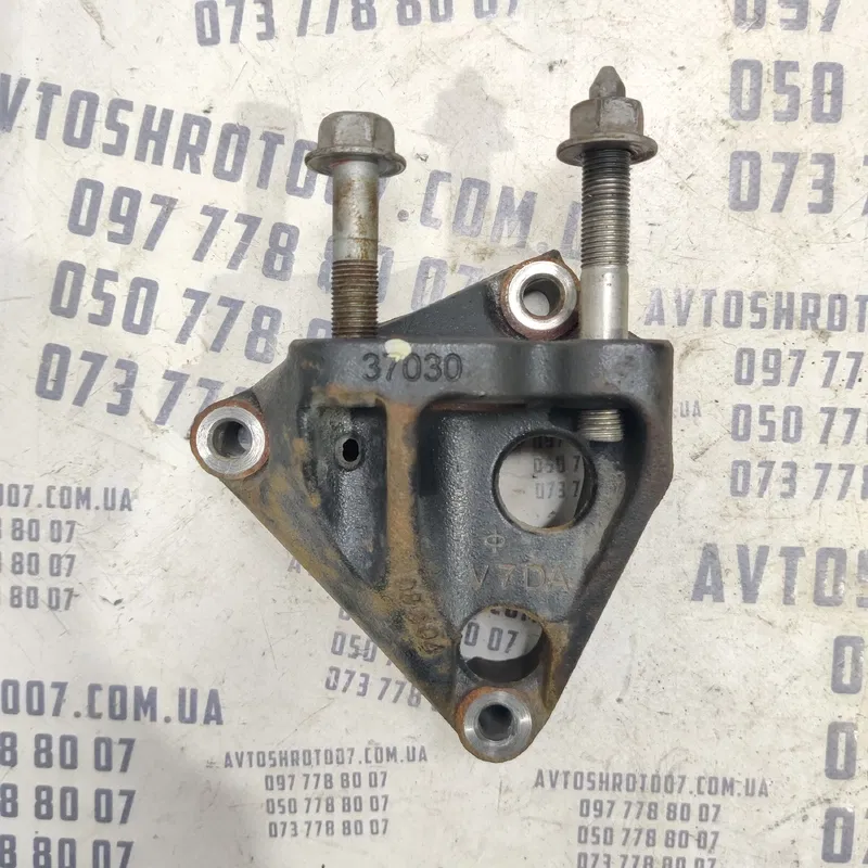 Кронштейн двигуна Toyota Corolla (06-13) 1.6 Бензин правий