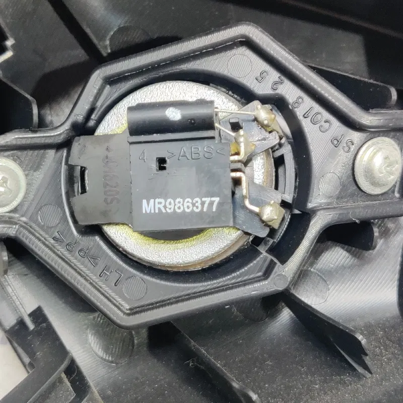 Накладка Mitsubishi Outlander XL 06-12 2.0D ліва OEM 221a079