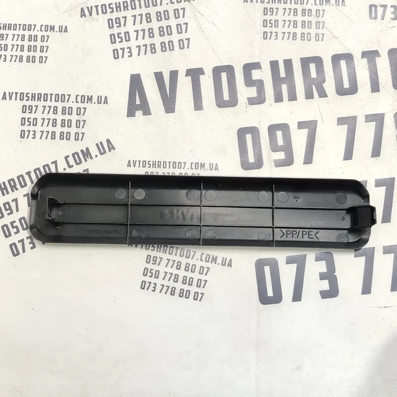 Накладка салону Toyota Corolla 06-13 1.6 бенз. передня права