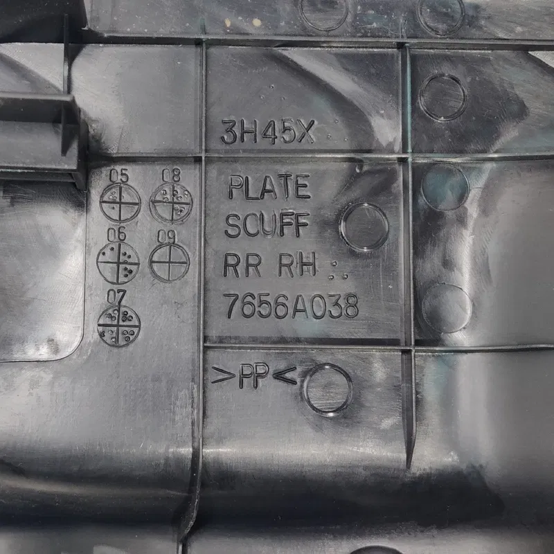Накладка Mitsubishi Outlander XL 06-12 2.0D права 7656a038
