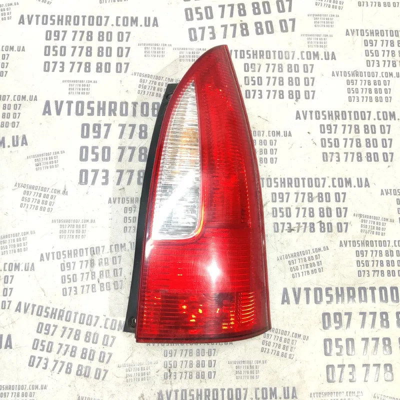 Ліхтар задній Mazda Premacy (99-05) 1.8Б правий OEM 22061908