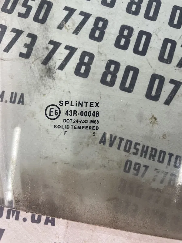 Скло дверей Citroen C1 (05-14) 1.0 бенз переднє праве 9202F7