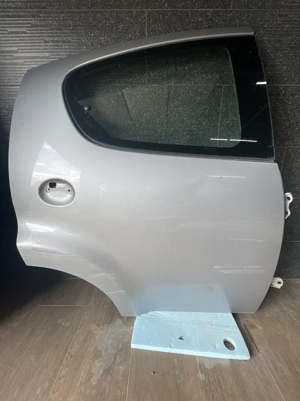Двері Citroen C1 (05-14) 1.0 бензин задні праві OEM 9006J3