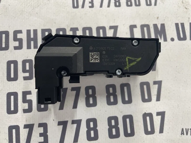 Кнопка обігріву Mercedes W205 (14-21) пер. ліва A2139057302