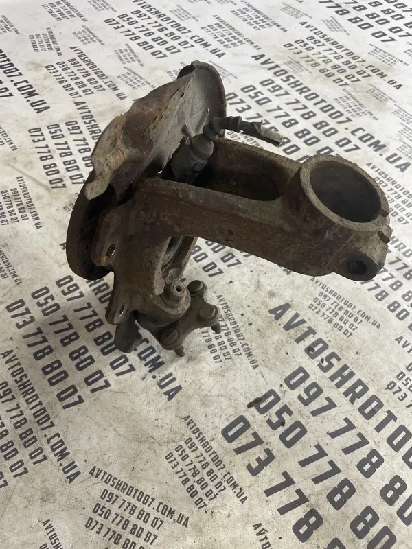 Кулак Skoda Rapid (12-20) 1.6 бенз перед. прав. OEM 6R061532