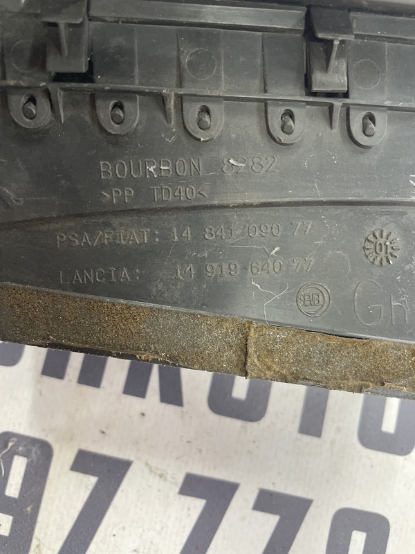 Дефлектор Citroen C8 (02-14) передній лівий OEM 1484109077