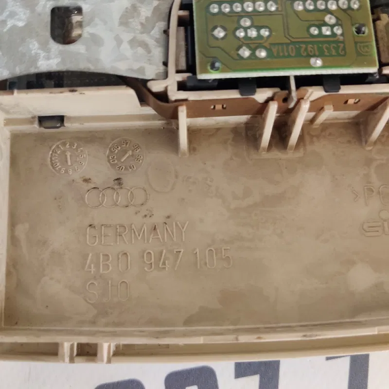 Плафон підсвітки Audi A6 C5 (97-05) передній OEM 4b0947105