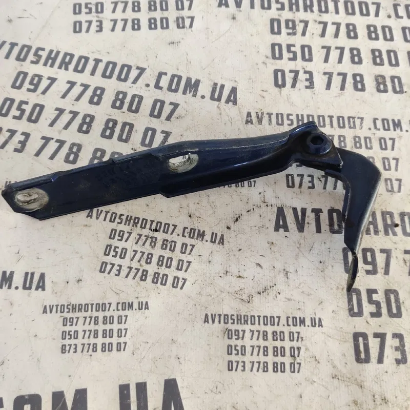 Петля капоту Audi A6 C5 (97-05) права OEM 4B0823302D
