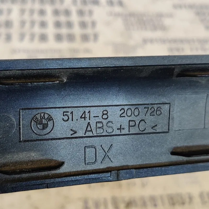 Накладка BMW 320 e46 (98-05) передня права OEM 51418200726
