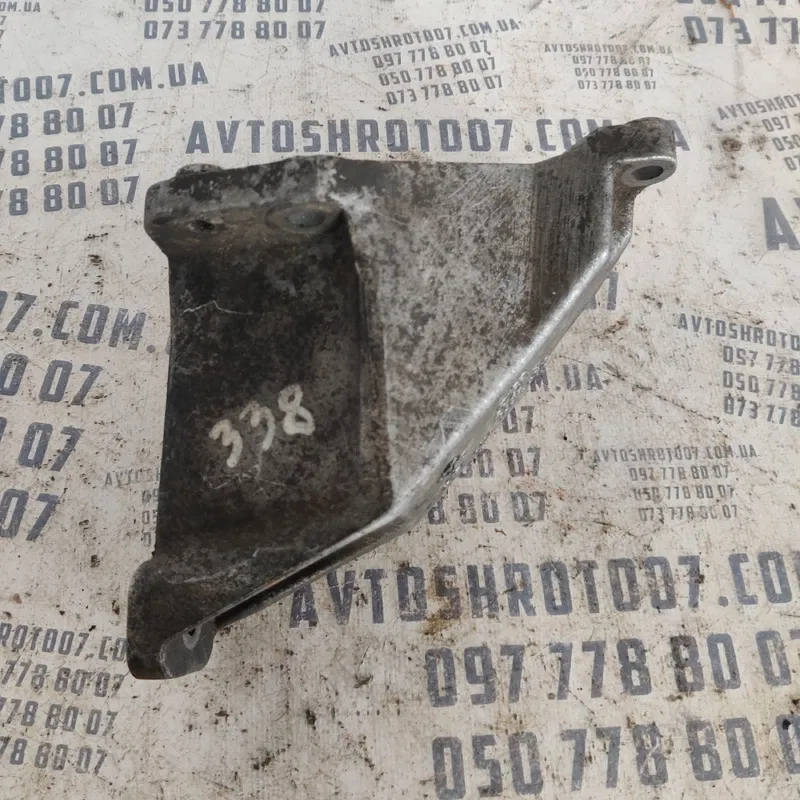 Кронштейн двигуна Audi A4 B5 (94-01) лівий OEM 8d0199307