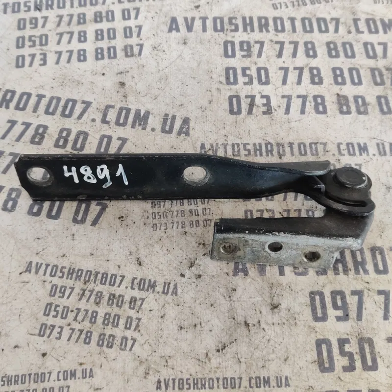 Петля капоту VW Passat B5 (96-05) права OEM 8D0823302B