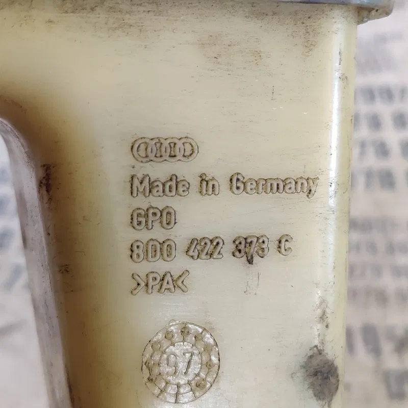 Бачок насосу ГУР Volkswagen Passat B5 (96-05) OEM 8d0422373c