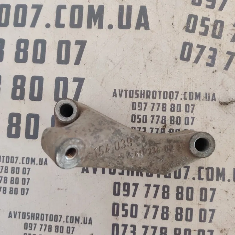 Кронштейн компресора MB S-Class W220 (98-05) OEM a6112340239