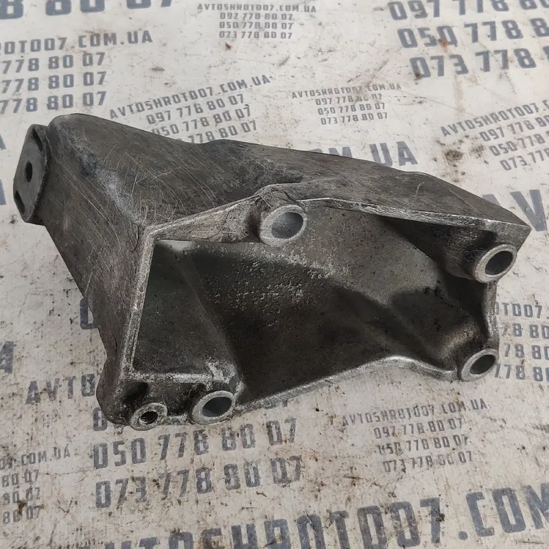 Кронштейн двигуна Audi A4 B5 (94-01) лівий OEM 8d0199307