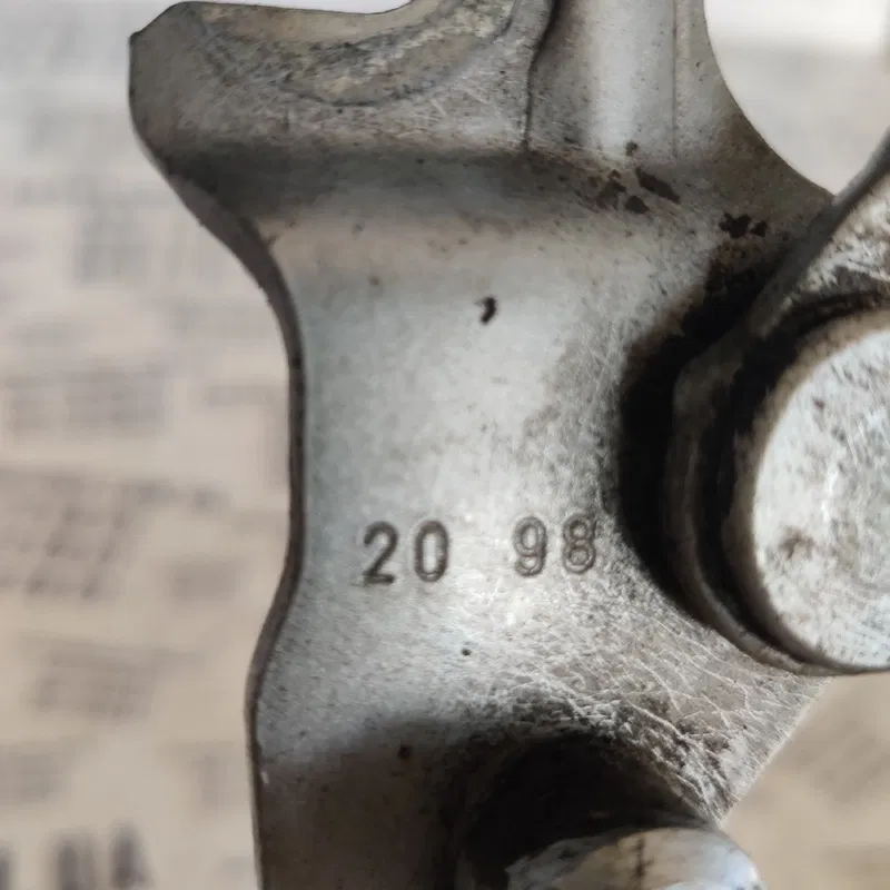 Петля капоту Audi A6 C5 (97-05) OEM 4b5827302d