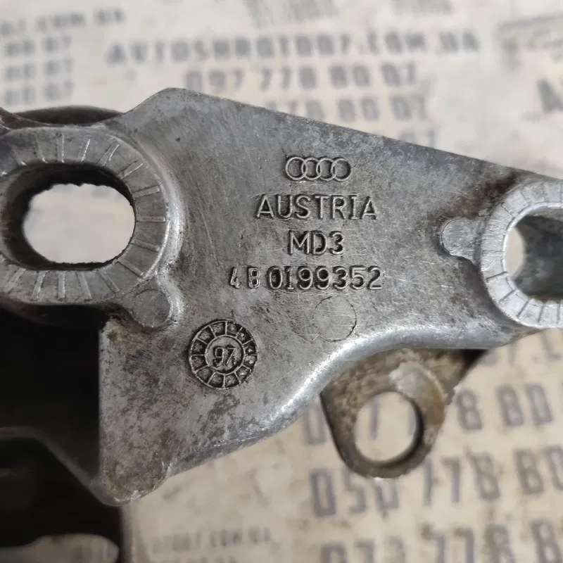 Кронштейн подушки двигуна Audi A6 C5 (97-05) 4B0199352