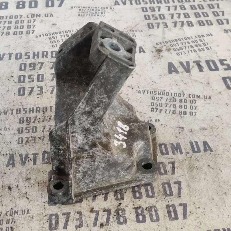 Кронштейн подушки Audi A8 D2 (94-02) права OEM 4d0199308a