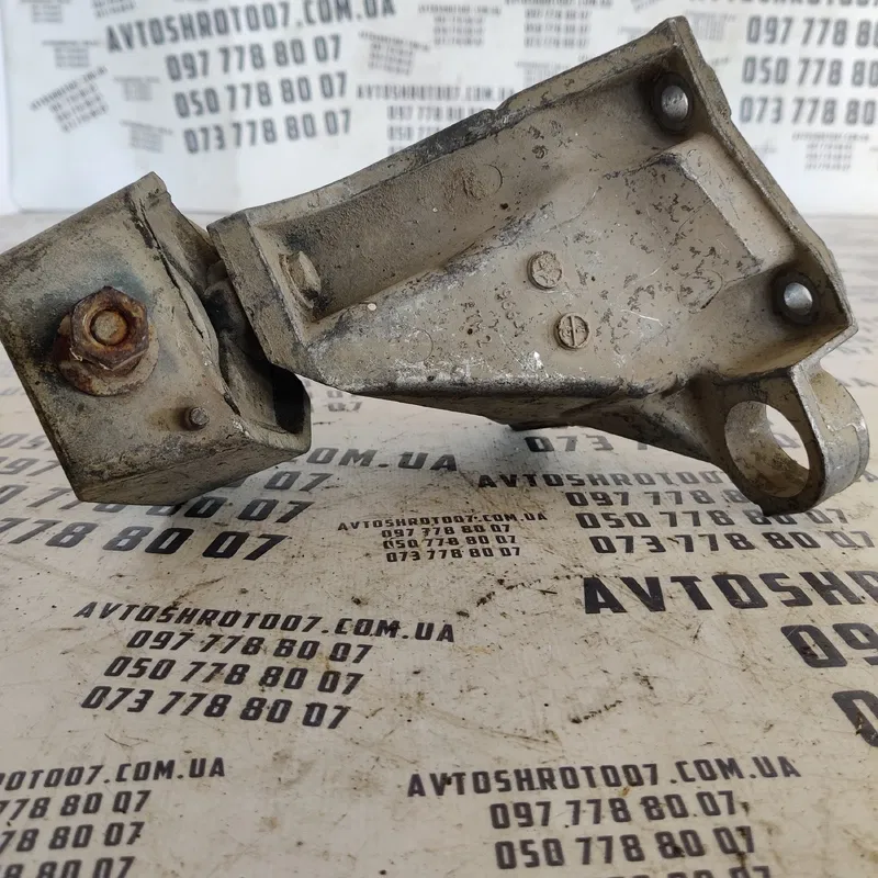 Кронштейн подушки двигуна Audi A6 C4 права OEM 4A0399114K