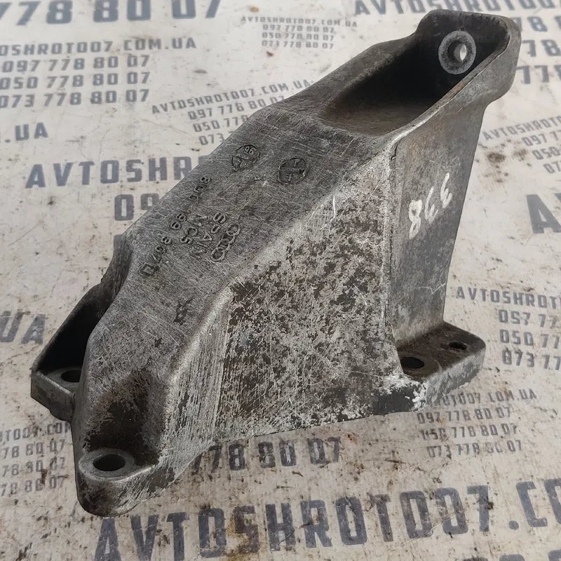 Кронштейн двигуна Audi A4 B5 (94-01) лівий OEM 8d0199307
