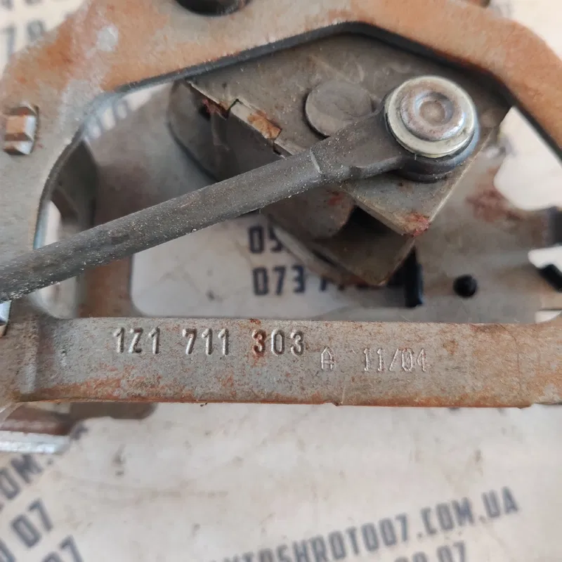 Ричаг ручного тормозу Skoda Octavia A5 (04-13) OEM 1z1711303