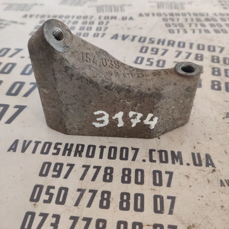 Кронштейн компресора MB S-Class W220 (98-05) OEM a6112340239