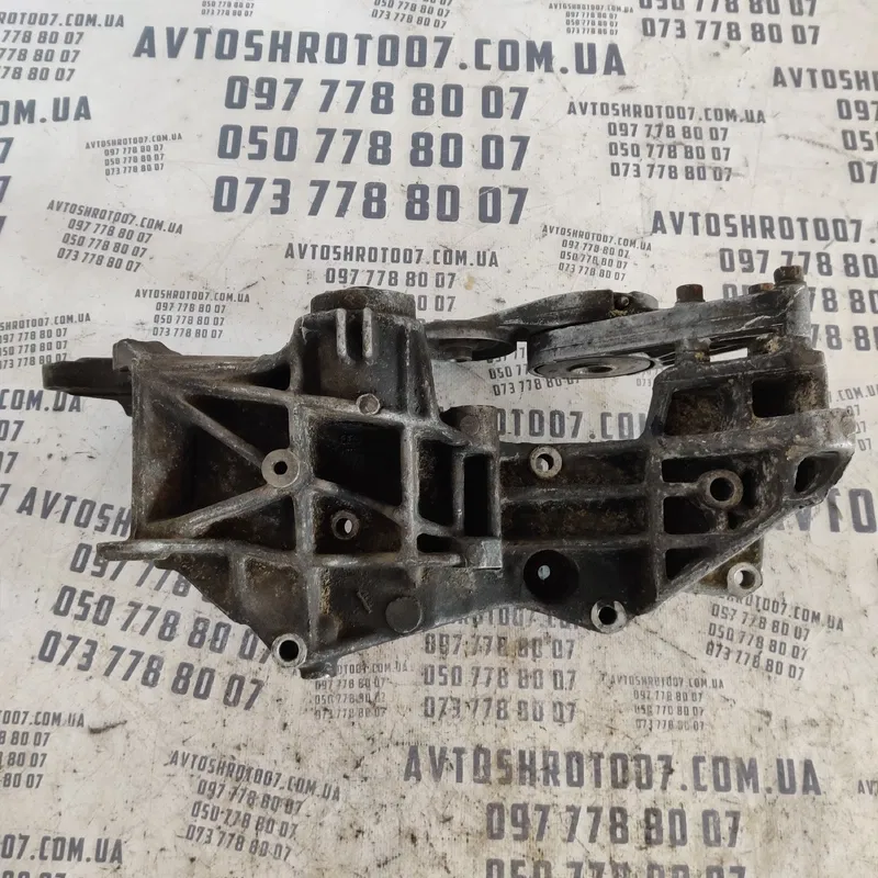 Кронштейн генератора VW Passat B5 (96-05) OEM 058145523e