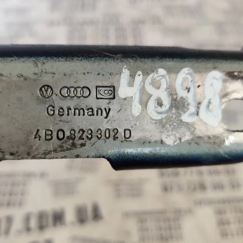 Петля капоту Audi A6 C5 (97-05) права OEM 4B0823302D