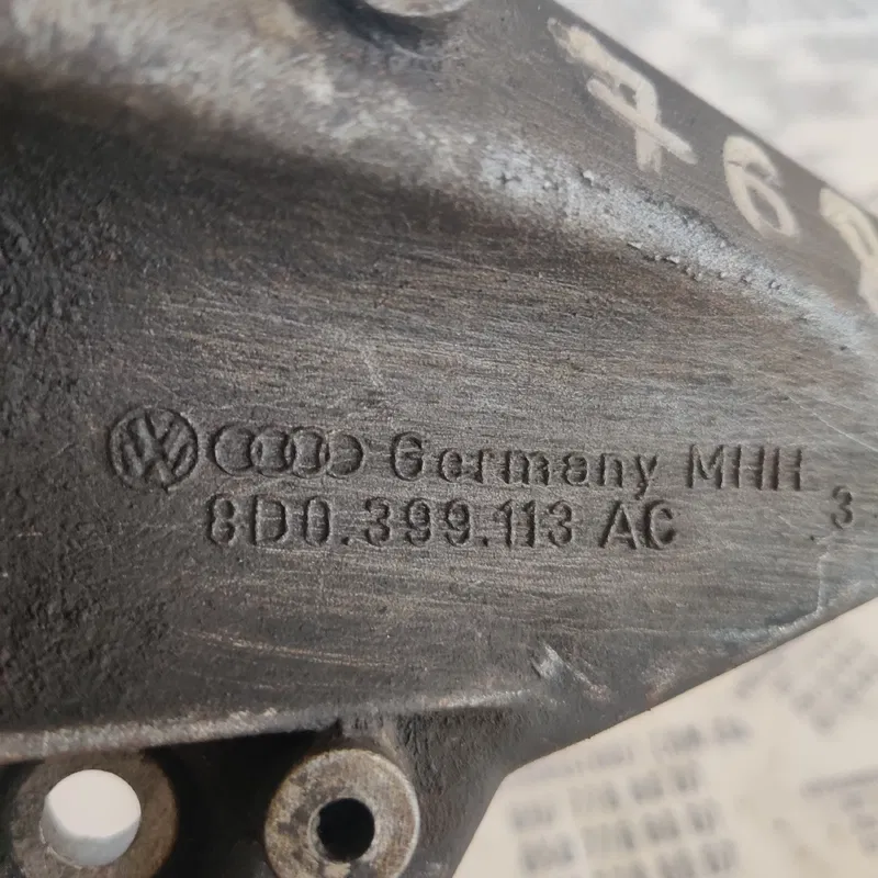 Кронштейн коробки Audi A6 C5 (97-05) лівий OEM 8D0399113AC