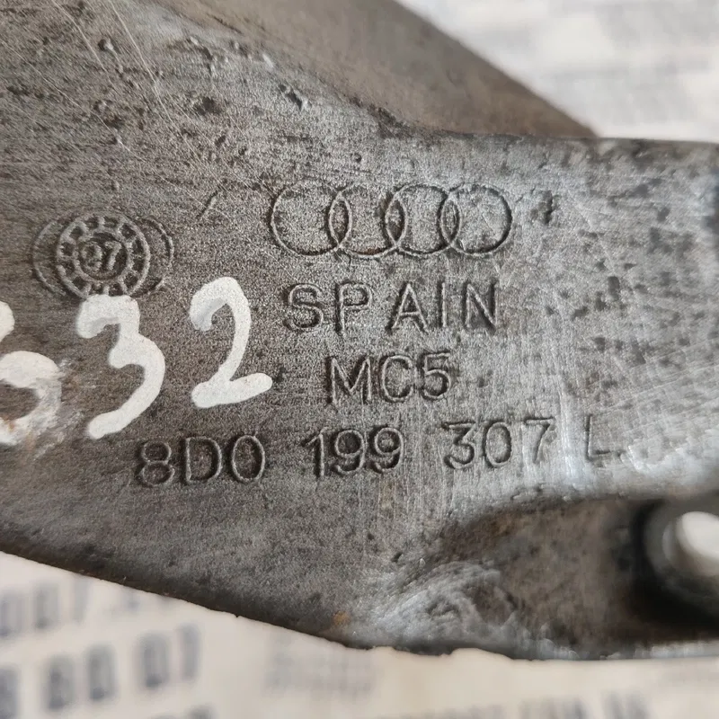 Кронштейн подушки двигуна Audi A4 B5 94-01 ліва 8d0199307l