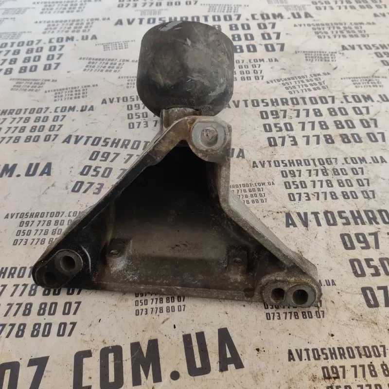 Кронштейн подушки двигуна Audi A4 B5 правий OEM 8D0199308F