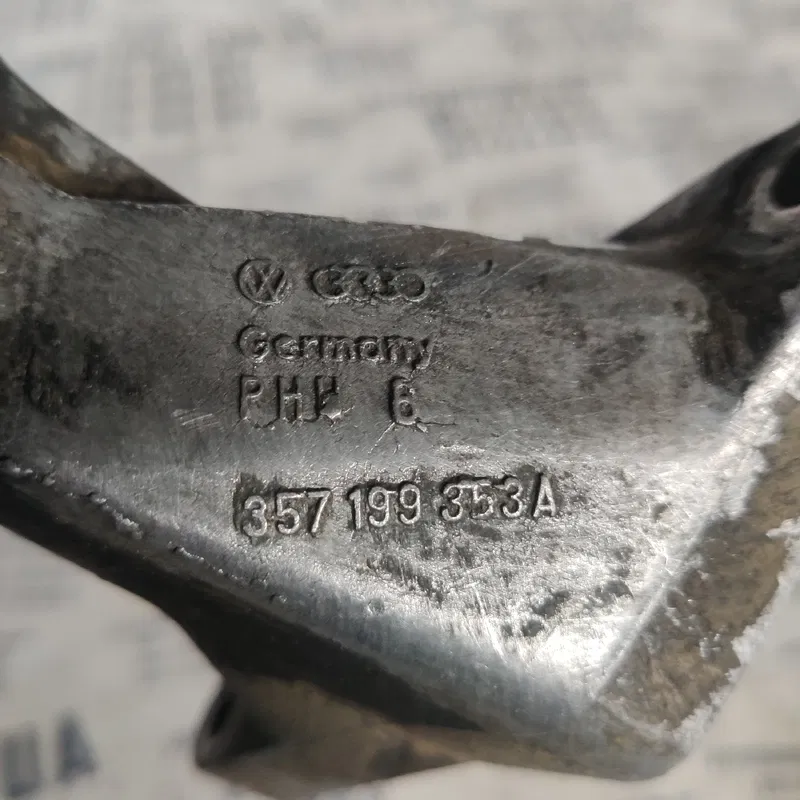 Кронштейн подушки VW Passat B3 (88-93) лівий OEM 357199353a