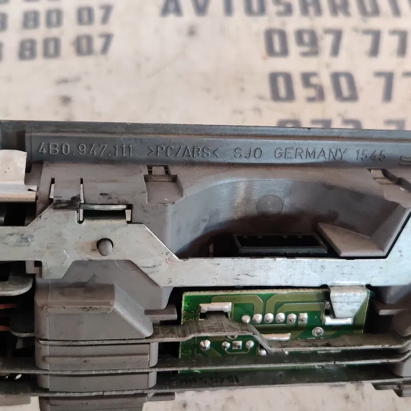 Плафон підсвітки Audi A6 C5 (97-05) задній OEM 4b0947111