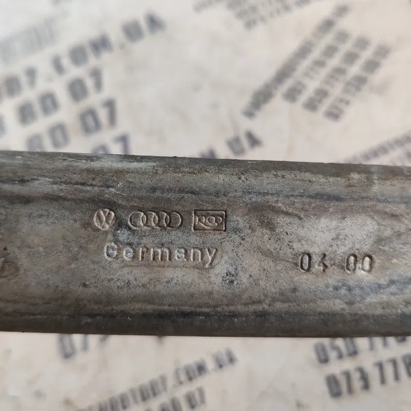 Петля капоту ліва Audi A4 B5 OEM 3B0823301