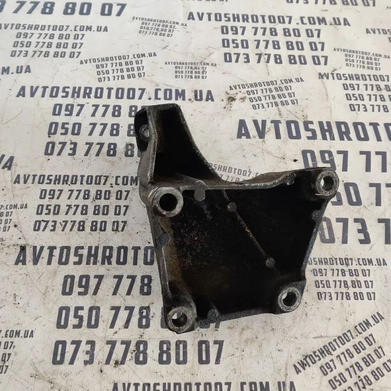 Кронштейн подушки двигуна Audi A6 C5 (97-05) ліва 8d0199307g
