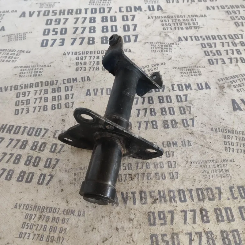 Кронштейн бампера Audi A4 B5 (94-01) перед. прав. 3b0807134