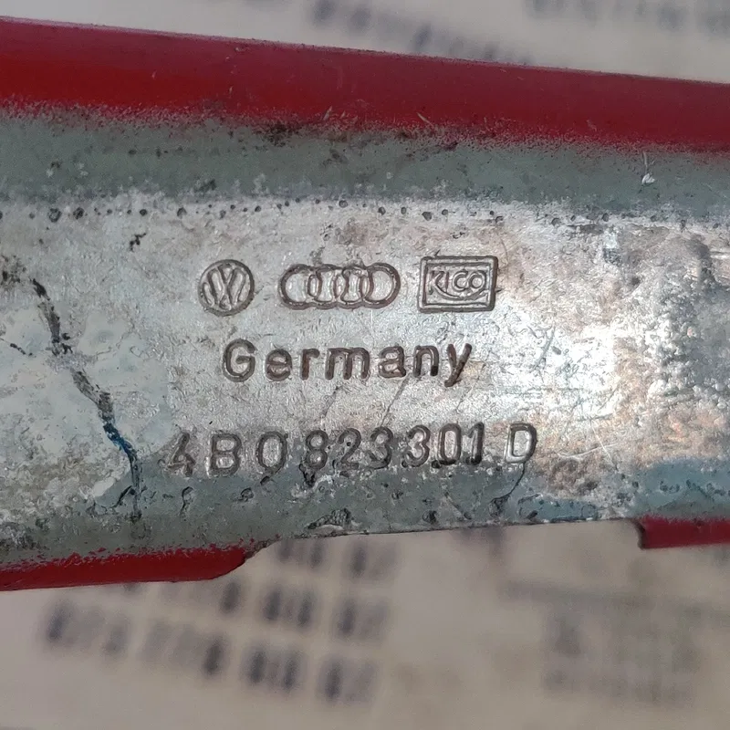 Петля капоту Audi A6 C5 (97-05) ліва OEM 4b0823301d