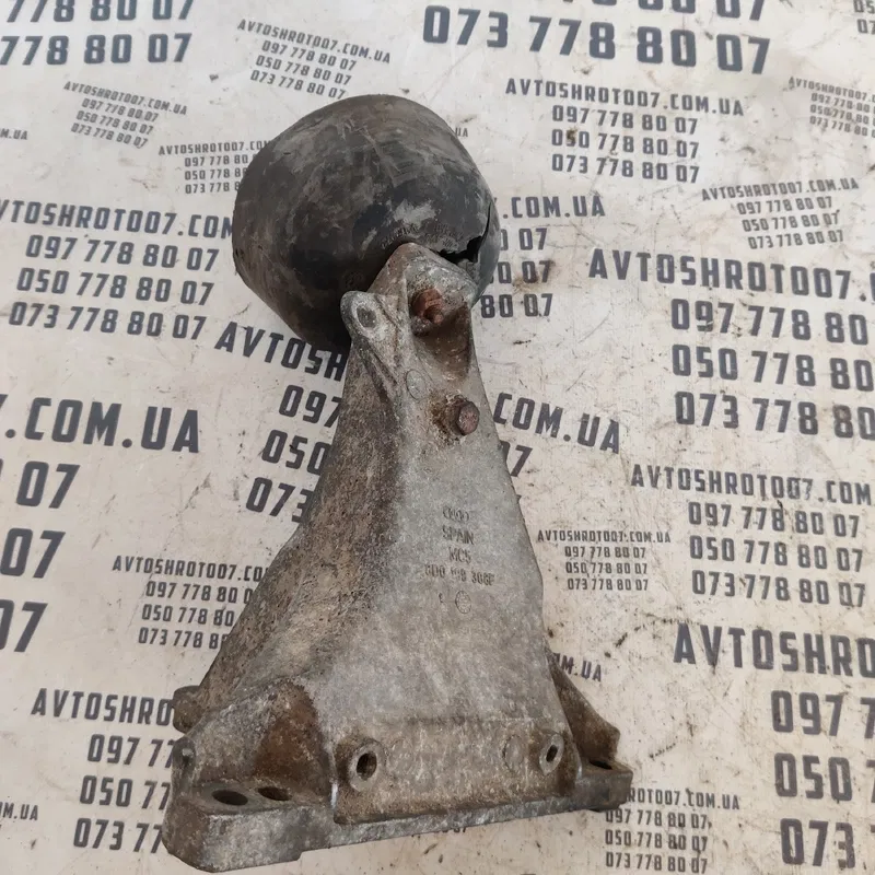 Кронштейн подушки двигуна Audi A4 B5 правий OEM 8D0199308F