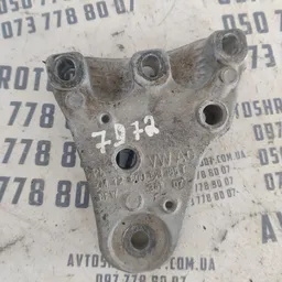 Кронштейн подушки двигуна VW Polo Права OEM 600199185T